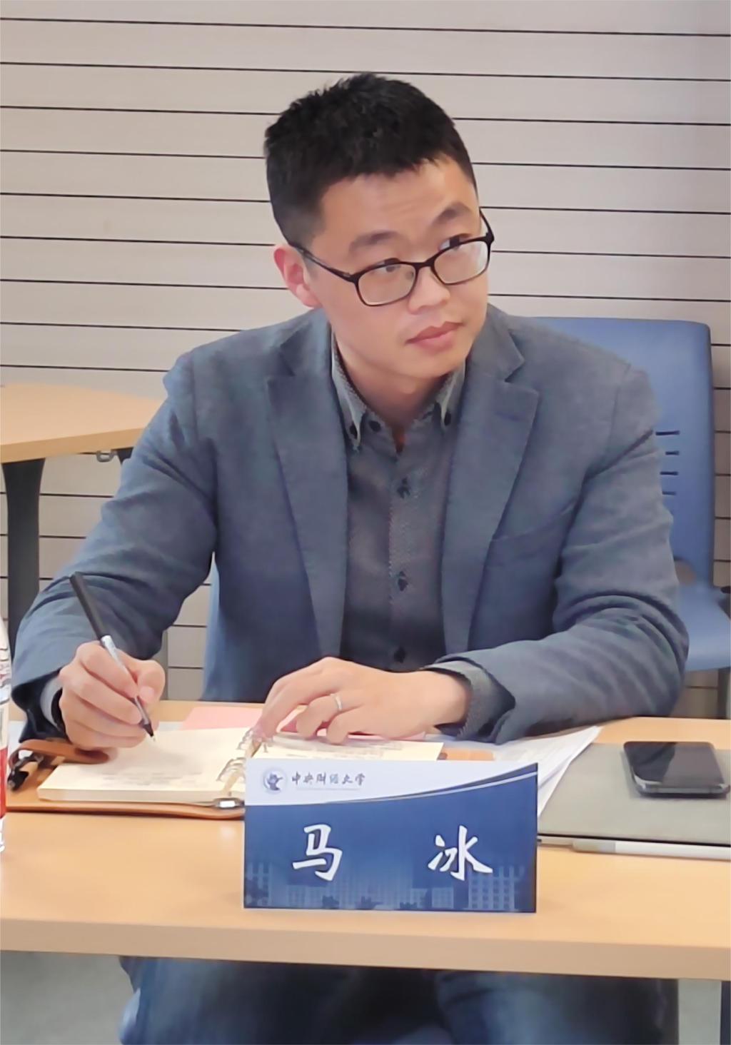 保险系系主任马冰具体介绍了目前拟定的"智能 保险"项目的培养方案